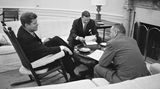 Kennedy, McNamara und Johnson im Gespräch im Weißen Haus, sw-Foto