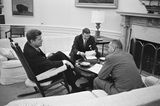 Kennedy, McNamara und Johnson im Gespräch im Weißen Haus, sw-Foto