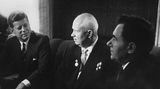 Kennedy und Chruschtschow an einem eckichen Couchtisch; sw-Foto