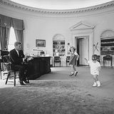 Kennedy und seine spielenden Kinder im Oval Office, sw-Foto