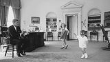 Kennedy und seine spielenden Kinder im Oval Office, sw-Foto