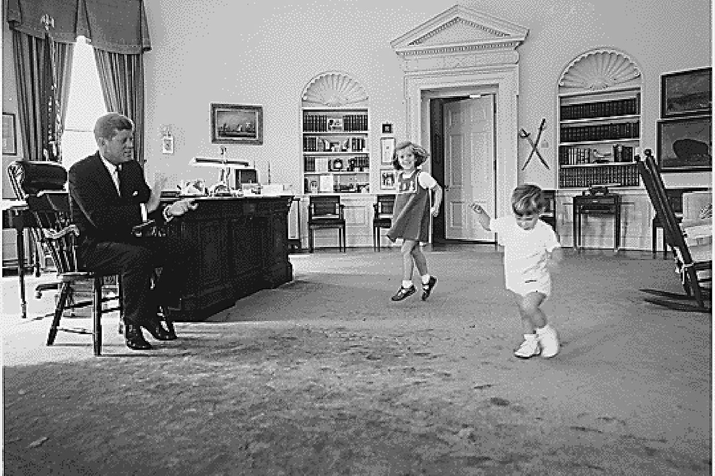 Trugbild Traumfamilie Kennedy und seine spielenden Kinder im Oval Office, sw-Foto