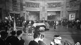 Aufgebahrter Sarg John F. Kennedys in der Rotunde des Kapitols in Washington, D.C., mit Kondulierenden, sw-Foto