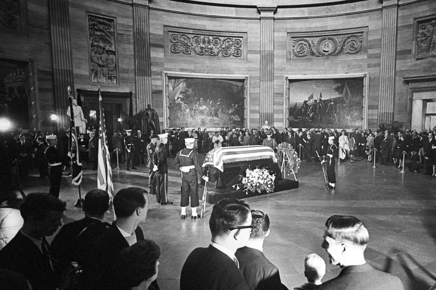 Gewaltsames Ende Aufgebahrter Sarg John F. Kennedys in der Rotunde des Kapitols in Washington, D.C., mit Kondulierenden, sw-Foto