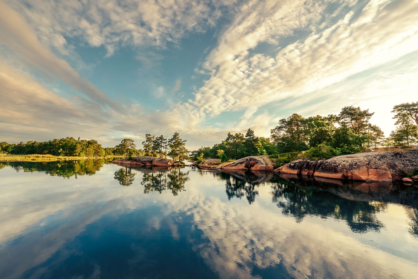 Nicht nur die spiegelglatte Wasseroberfläche dieses Sees nahe Västervik holt den Himmel auf die Erde. Direkt vor dieser Stadt liegt der wohl schönste Schärengarten Schwedens mit rund 5000 Inseln und Inselchen, der als »Perle der Ostküste« gilt