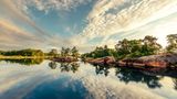 Nicht nur die spiegelglatte Wasseroberfläche dieses Sees nahe Västervik holt den Himmel auf die Erde. Direkt vor dieser Stadt liegt der wohl schönste Schärengarten Schwedens mit rund 5000 Inseln und Inselchen, der als »Perle der Ostküste« gilt