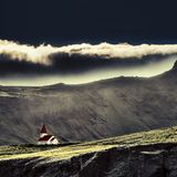 Auf Island glaubt man an so einiges Überirdische, sogar an Elfe und Trolle. Diese Kirche, genannt »Víkurkirkja«, gilt als besonderer Zufluchtsort vor höchst irdischer Bedrohung. Sie liegt in unmittelbarer Nähe zu einem der aktivsten Vulkane Islands: zur Katla, die unter einem Gletscher brodelt