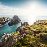 Wind und Gezeiten formten den nördlichsten Punkt Irlands, und sie tun das noch immer. Kaum gebremst rollen die Wellen des rauen Nordatlantik gegen die Felsen. So filmreif, dass die schroffe und wilde Natur hier schon eine Rolle in »Star Wars: Die letzten Jedi« bekam