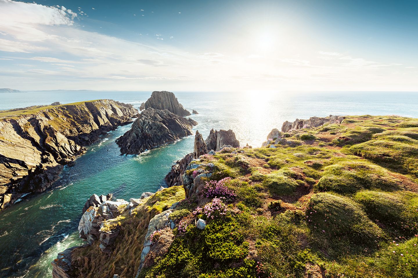 Wind und Gezeiten formten den nördlichsten Punkt Irlands, und sie tun das noch immer. Kaum gebremst rollen die Wellen des rauen Nordatlantik gegen die Felsen. So filmreif, dass die schroffe und wilde Natur hier schon eine Rolle in »Star Wars: Die letzten Jedi« bekam