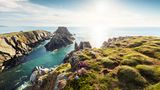 Wind und Gezeiten formten den nördlichsten Punkt Irlands, und sie tun das noch immer. Kaum gebremst rollen die Wellen des rauen Nordatlantik gegen die Felsen. So filmreif, dass die schroffe und wilde Natur hier schon eine Rolle in »Star Wars: Die letzten Jedi« bekam