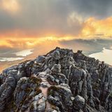 Trotz seiner geringen Höhe von nur 138 Metern ist der Gipfel des schottischen Stac Pollaidh im britischen Norden eine echte Herausforderung. Wer ihn besteigen will, darf ihn nicht unterschätzen: Der Berg gilt als einer der schwierigsten auf dem britischen Festland