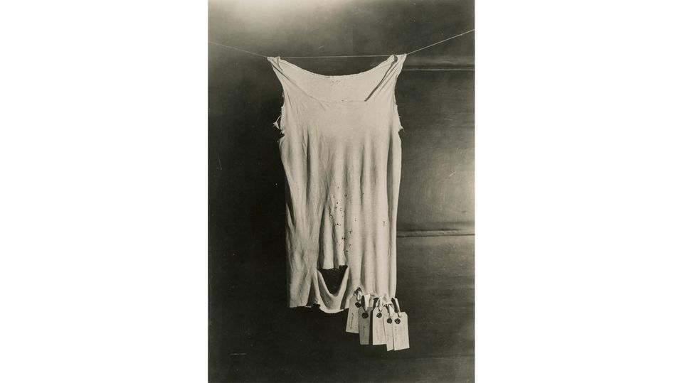 Weißes Hemd hängt an Leine Weißes Hemd hängt an Leine