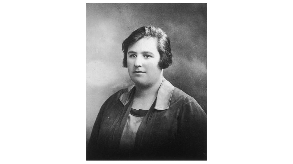 Helen Duncan blickt in Kamera Helen Duncan blickt in Kamera