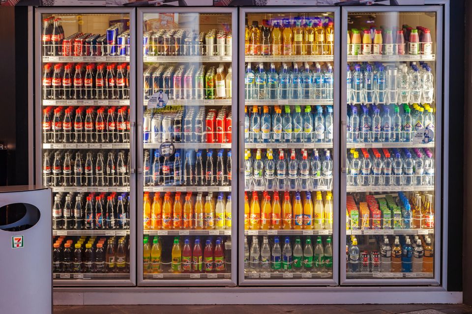 Große Kühlvitrine mit Softdrinks in einem Getänkemarkt