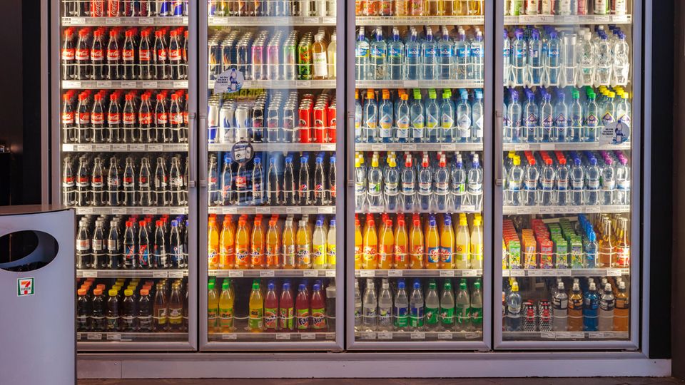 Große Kühlvitrine mit Softdrinks in einem Getänkemarkt Große Kühlvitrine mit Softdrinks in einem Getänkemarkt