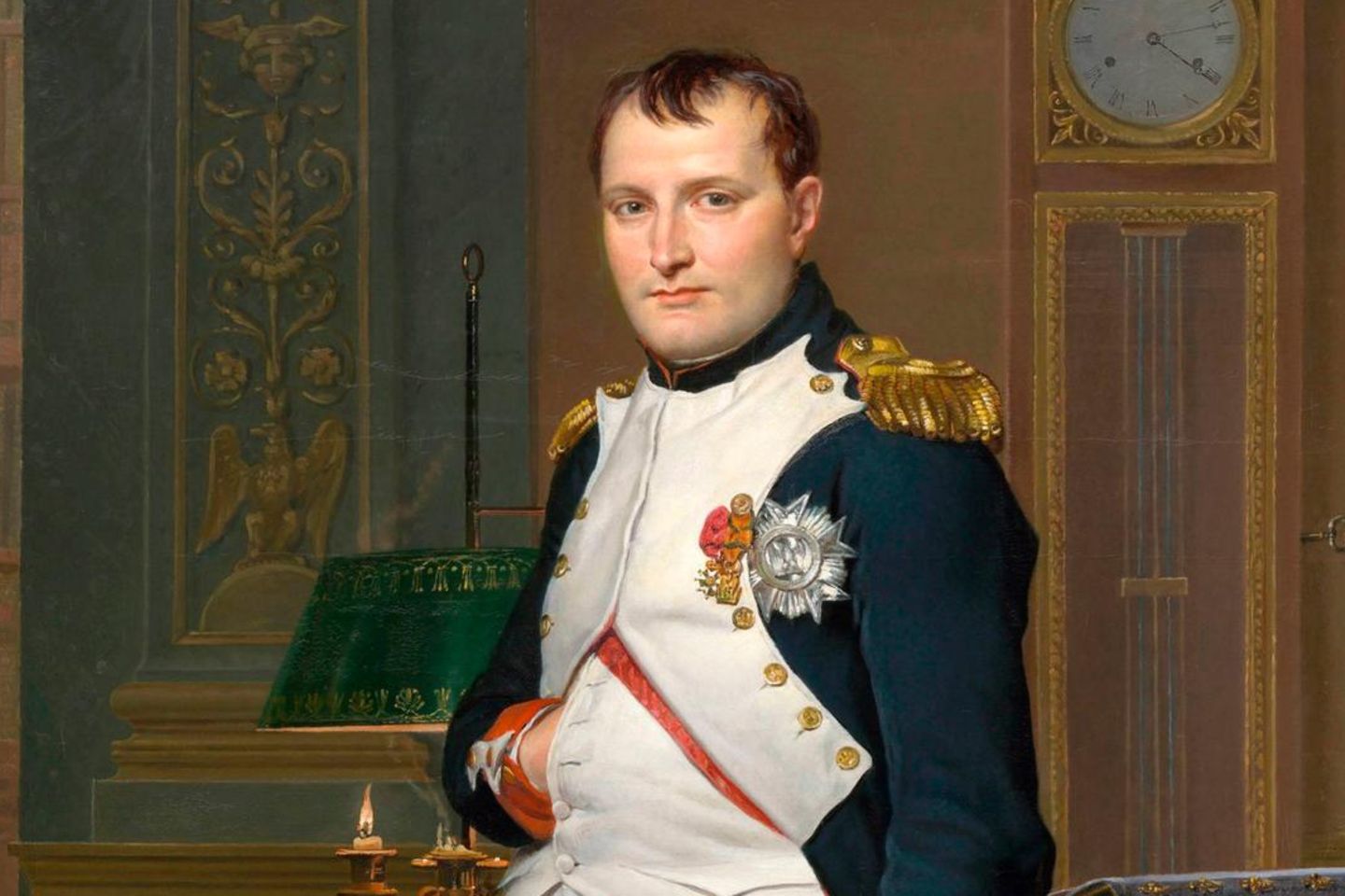 7. Er hat die "Napoleongeste" nicht erfunden Napoleon stehend mit Hand in der Weste