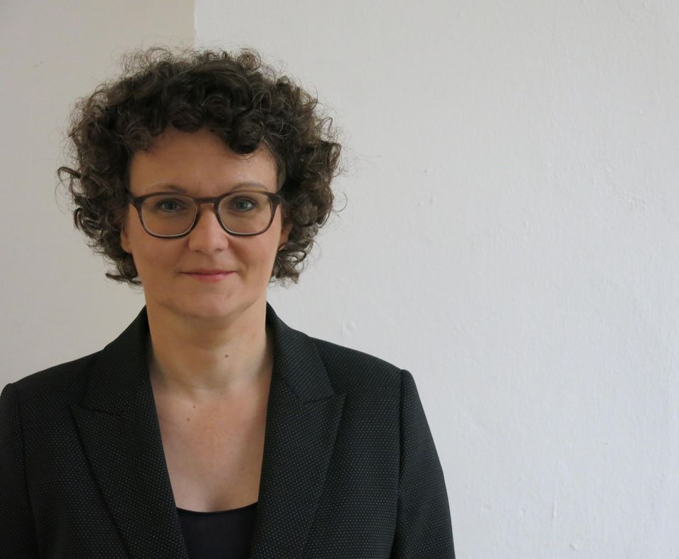 Bettina Keß blickt in Kamera
