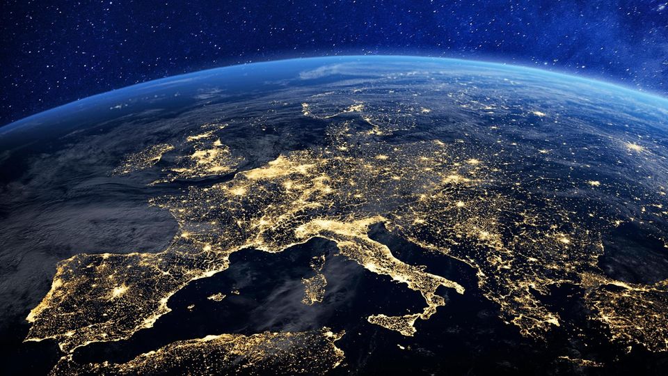 Europe at night viewed from space with city lights showing human activity in Germany, France, Spain, Italy and other countries, 3d rendering of planet Earth, elements from NASA Europa vom All aus gesehen
