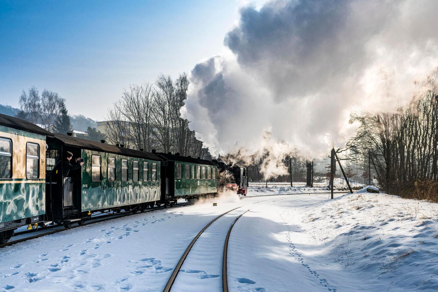 Ausflüge: Mit Schiff, Kutsche und Dampfeisenbahn Zug in Winterlandschaft