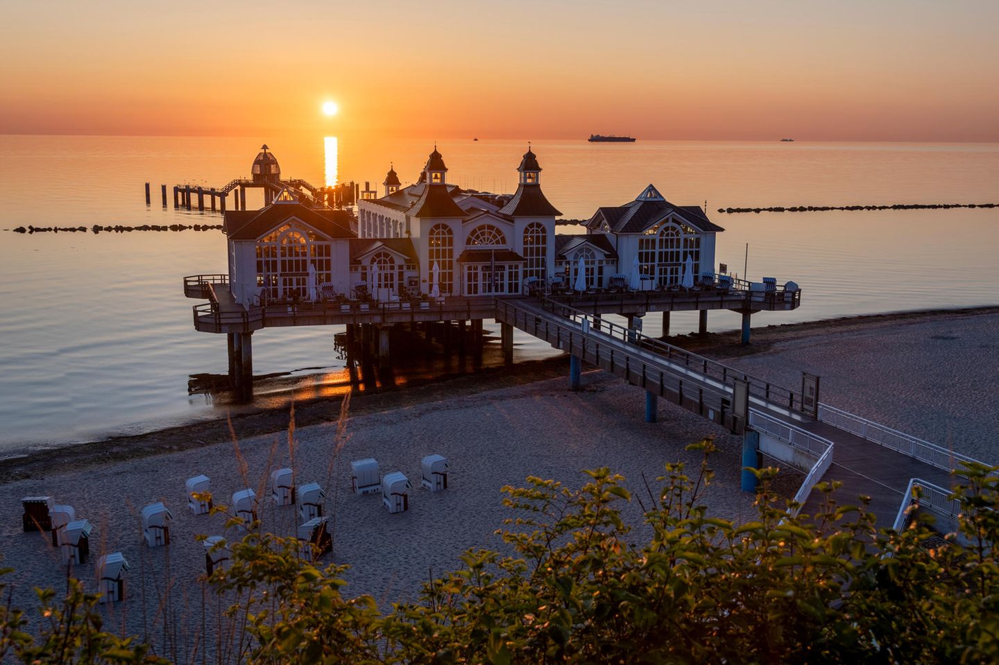 Kilometerlange Strände: Ideal zum Spazieren Seebrücke Sellin zum Sonnenaufgang auf der Insel Rügen