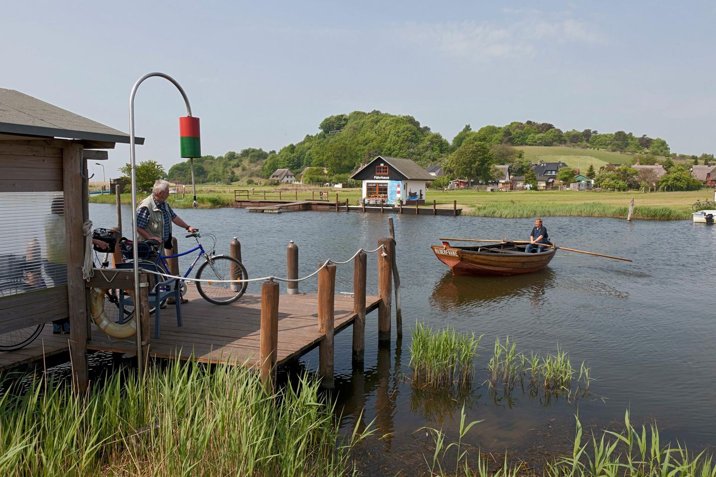 Kopf freipusten lassen: Mit dem Rad und zu Fuß über die Insel Radfahrer stehen an einem Fähranleger
