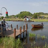 Radfahrer stehen an einem Fähranleger