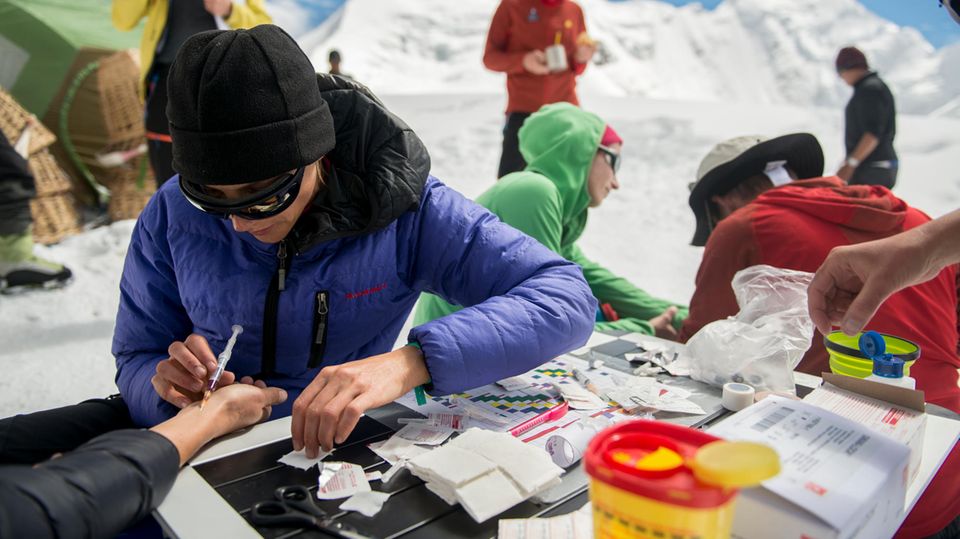 Ärzte nehmen eine Blutprobe