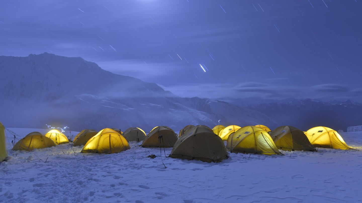 Fragile Zuflucht: Auf 6100 Meter Höhe entsteht das Camp 2 der Expedition. In den Tiefschlaf findet hier niemand, zu dünn, zu kalt ist die Luft. Und nachts donnern die Lawinen