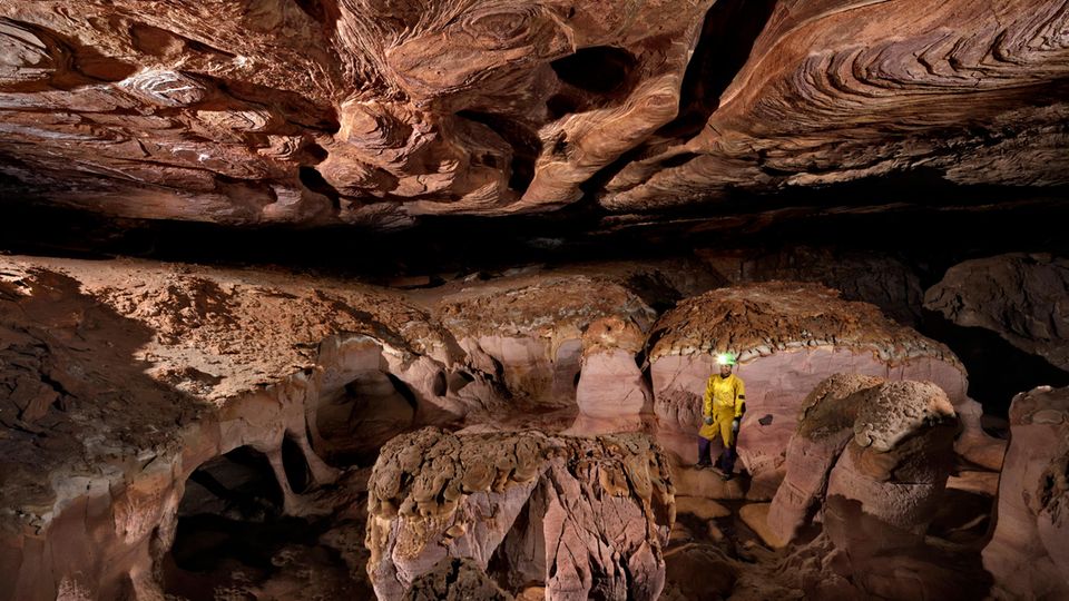 Person steht in Höhle