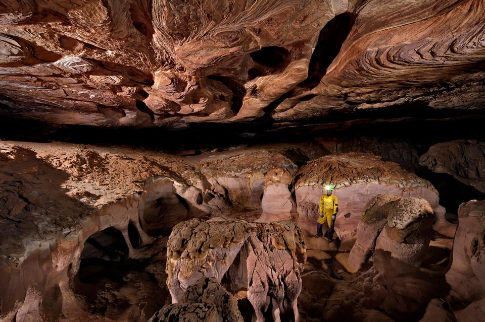 Person steht in Höhle  1.4982