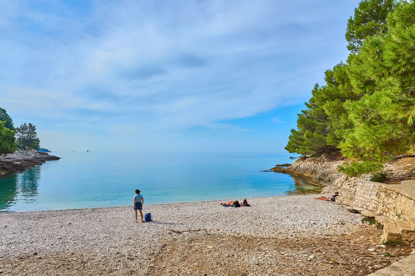 Pula und der Strand von Gortans, Kroatien Famous "Gortans Cova Beach" next to Pula