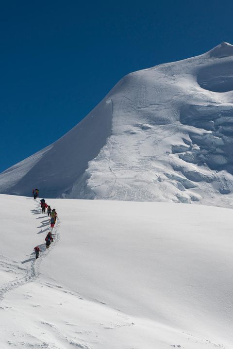 Menschen gehen einen Berg hinauf