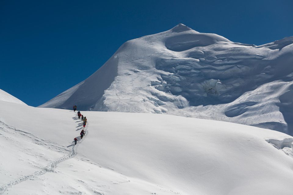 Menschen gehen einen Berg hinauf