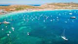 Ghadira Bay auf Malta mit Booten im Wasser