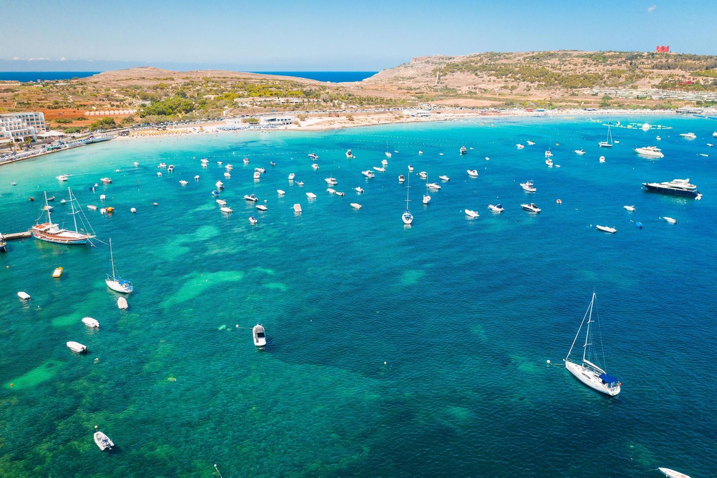 Ghadira Bay auf Malta mit Booten im Wasser