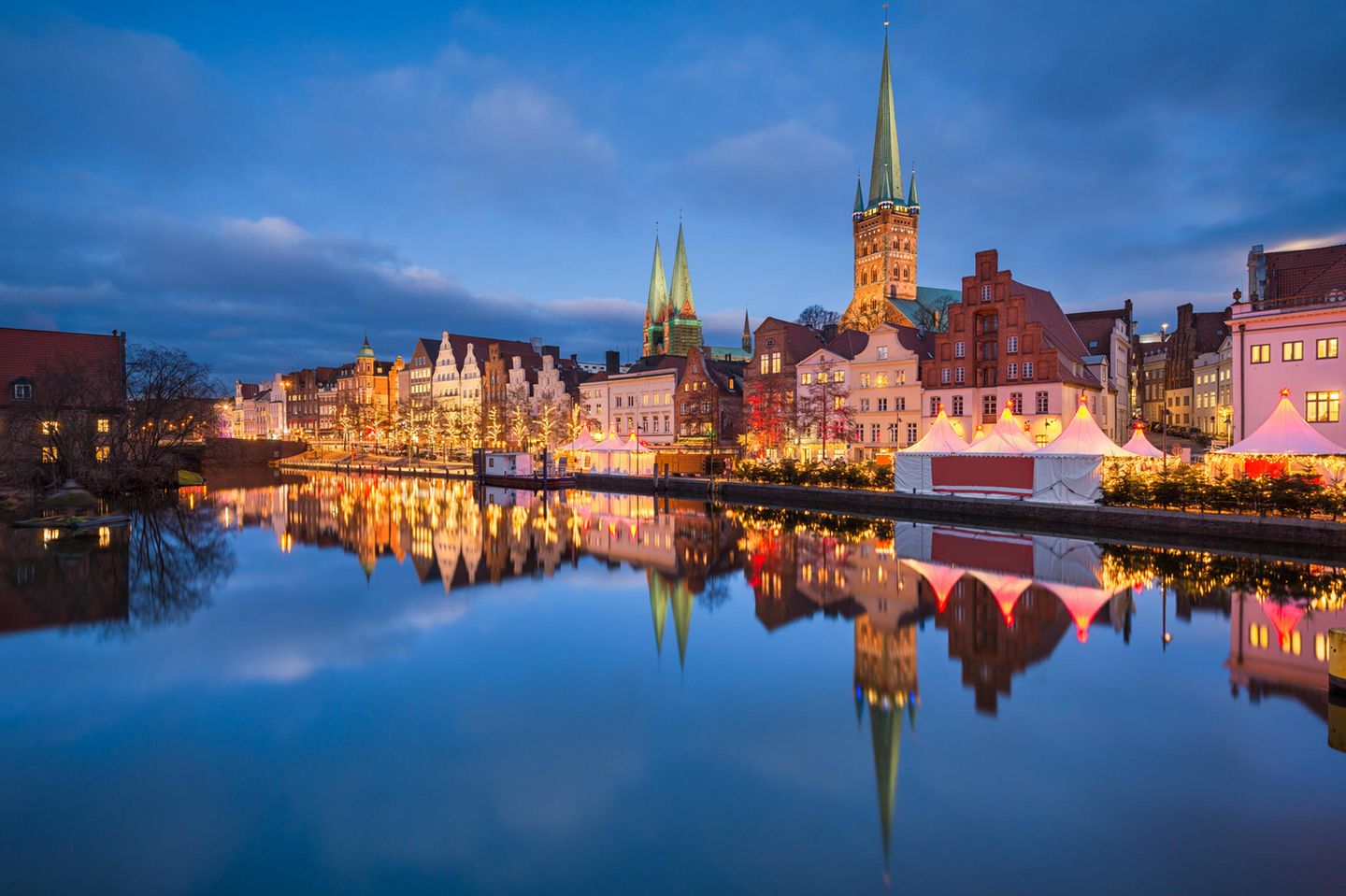 Weihnachtsmarkt in Lübeck am Wasser