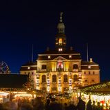 Weihnachtsmarkt in Lüneburg vor dem erleuchteten Rathaus
