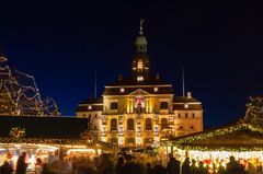 Weihnachtsmarkt in Lüneburg vor dem erleuchteten Rathaus