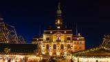 Weihnachtsmarkt in Lüneburg vor dem erleuchteten Rathaus
