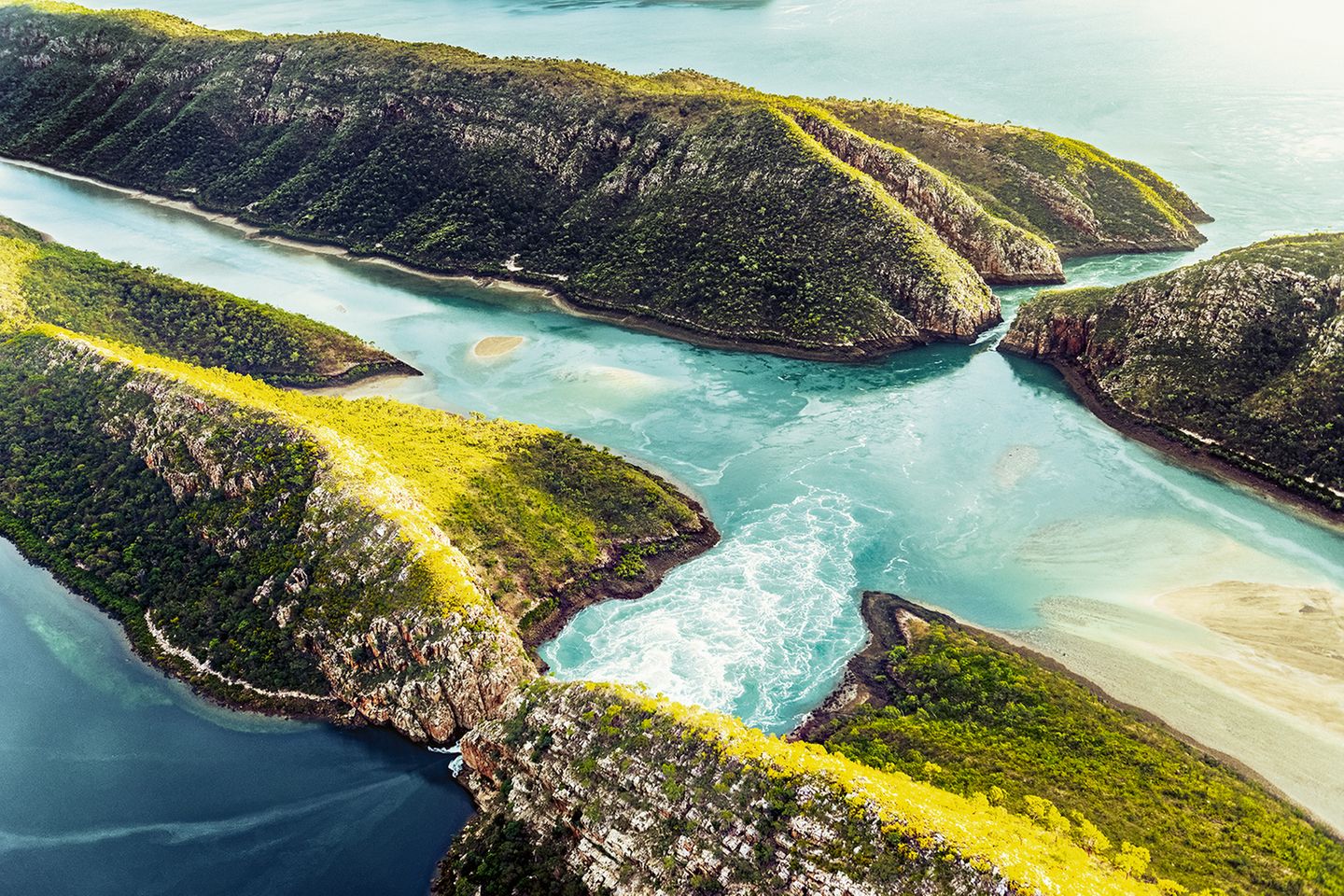 Talbot-Bucht in Kimberley, Australien Ein Wasserfall am Meer? Was in der Talbot-Bucht in Kimberley, Australien, so wirkt wie der klassische Absturz von Wasser in die Tiefe, ist in Wahrheit auf einen anderen Effekt zurückzuführen: Die Gezeiten drücken die Fluten durch Engstellen in den Felsen, sodass die Massen zu fliegen scheinen. Der Name spiegelt das wider: Das Naturphänomen heißt Horizontal Falls, horizontaler Wasserfall