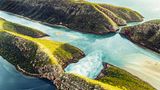 Ein Wasserfall am Meer? Was in der Talbot-Bucht in Kimberley, Australien, so wirkt wie der klassische Absturz von Wasser in die Tiefe, ist in Wahrheit auf einen anderen Effekt zurückzuführen: Die Gezeiten drücken die Fluten durch Engstellen in den Felsen, sodass die Massen zu fliegen scheinen. Der Name spiegelt das wider: Das Naturphänomen heißt Horizontal Falls, horizontaler Wasserfall