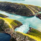 Ein Wasserfall am Meer? Was in der Talbot-Bucht in Kimberley, Australien, so wirkt wie der klassische Absturz von Wasser in die Tiefe, ist in Wahrheit auf einen anderen Effekt zurückzuführen: Die Gezeiten drücken die Fluten durch Engstellen in den Felsen, sodass die Massen zu fliegen scheinen. Der Name spiegelt das wider: Das Naturphänomen heißt Horizontal Falls, horizontaler Wasserfall