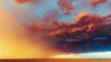 Als würde der Himmel lichterloh brennen: Gut 180 Kilometer entfernt von Denver, Hauptstadt des Bundesstaats Colorado, scheint das Firmament der Vorbote einer Apokalypse zu sein. Doch hier, tief im Mittleren Westen der USA und in der Nähe der 20-Einwohner-Ansiedlung Stoneham, illuminiert die tief stehende Sonne nur eines: Regenschwaden über einem entlegenen Stück Land