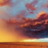 Als würde der Himmel lichterloh brennen: Gut 180 Kilometer entfernt von Denver, Hauptstadt des Bundesstaats Colorado, scheint das Firmament der Vorbote einer Apokalypse zu sein. Doch hier, tief im Mittleren Westen der USA und in der Nähe der 20-Einwohner-Ansiedlung Stoneham, illuminiert die tief stehende Sonne nur eines: Regenschwaden über einem entlegenen Stück Land