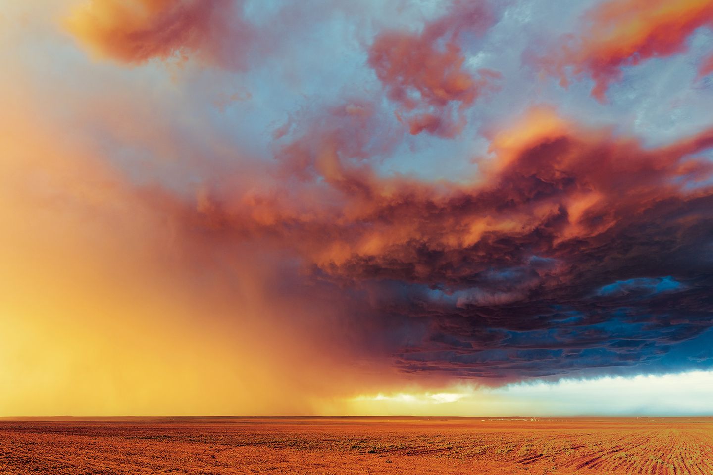 Illuminierte Regenschwaden in Colorado, USA Als würde der Himmel lichterloh brennen: Gut 180 Kilometer entfernt von Denver, Hauptstadt des Bundesstaats Colorado, scheint das Firmament der Vorbote einer Apokalypse zu sein. Doch hier, tief im Mittleren Westen der USA und in der Nähe der 20-Einwohner-Ansiedlung Stoneham, illuminiert die tief stehende Sonne nur eines: Regenschwaden über einem entlegenen Stück Land