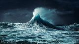 Entfesselter Ozean vor Tahiti bei Nacht