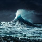 Entfesselter Ozean vor Tahiti bei Nacht