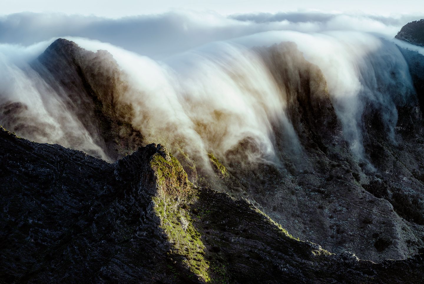 Wolkendecke auf La Gomera, Spanien Wolkendecke über einem Gebirgszug auf La Gomera