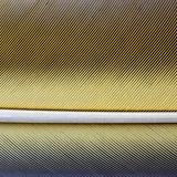 Von einem hohlen Schaft zweigen Äste ab, an denen winzige Zweige sitzen: die Strahlen. Wie ein Klettverschluss verbinden sich die Strahlen benachbarter Äste miteinander und bilden so die elastische und doch stabile Fahne (Gelbbrust-Ara)