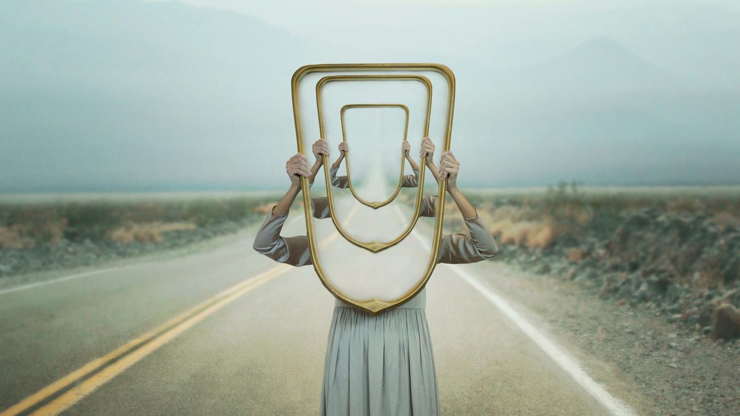 Frau hält Spiegel in die Höhe (Symbolbild für das Déjà-vu) Frau hält Spiegel in die Höhe (Symbolbild für das Déjà-vu)